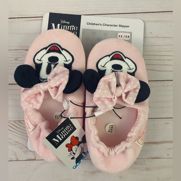 NWT Disney Minnie Mouse Childrens Slippers Size 11/12 - Picture 2 of 3